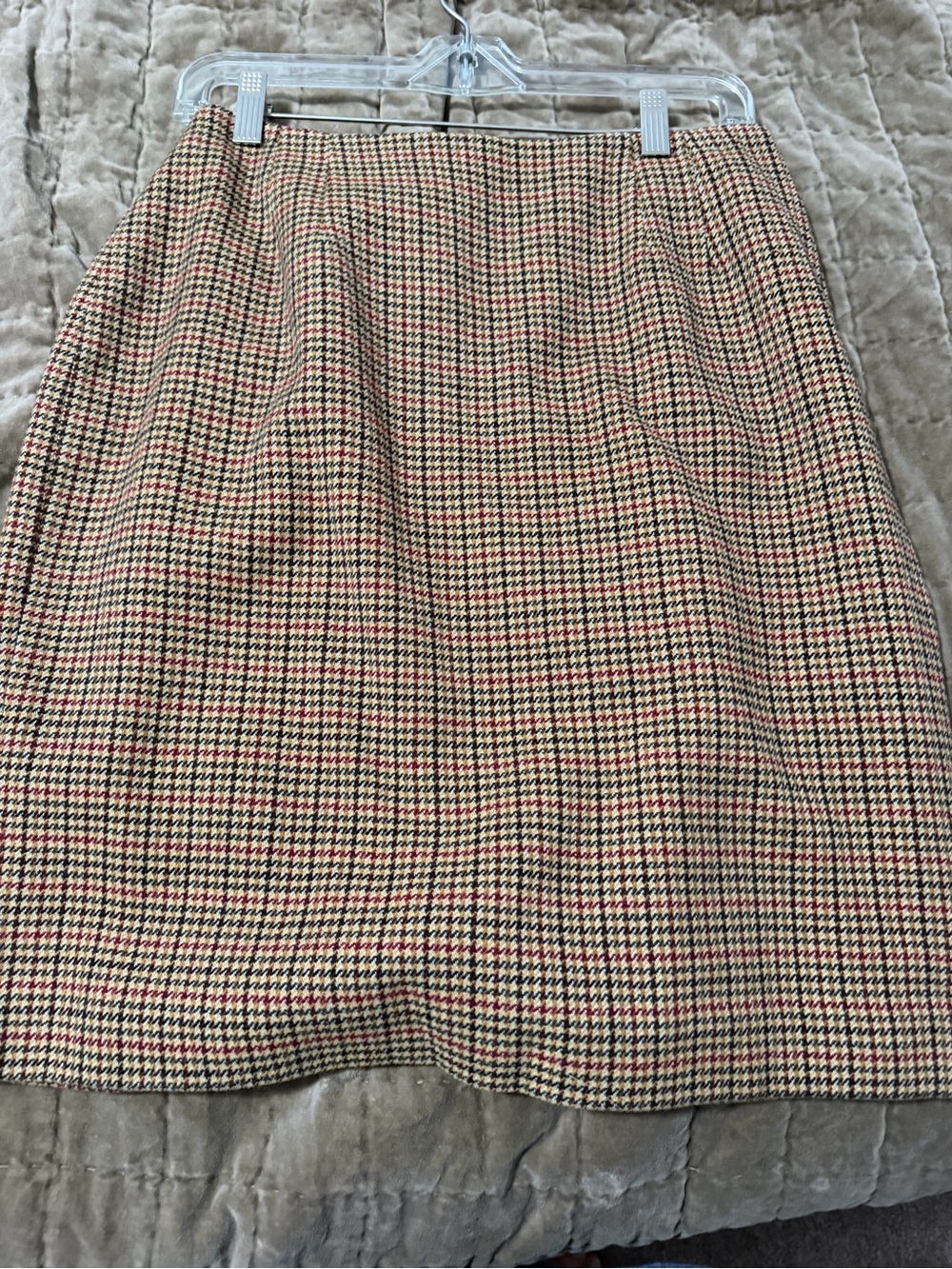 Ellen Tracy 100% wool Tweed A-Line Skirt in Beige, Black and Red